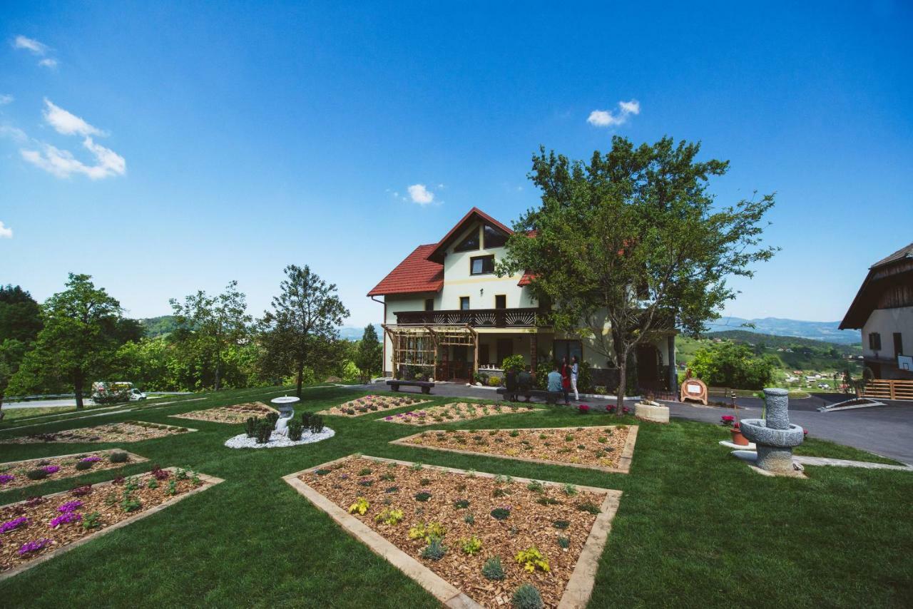 Adventure Farm Bed & Breakfast Store Exterior photo